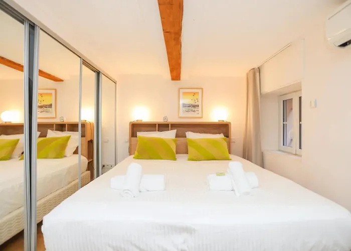 דירה De Luxe Mimosa 6p *